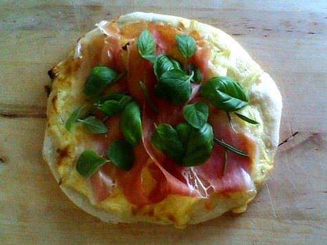 en madblog Pizza med æg, blancheret løg, mozzarella og skinke