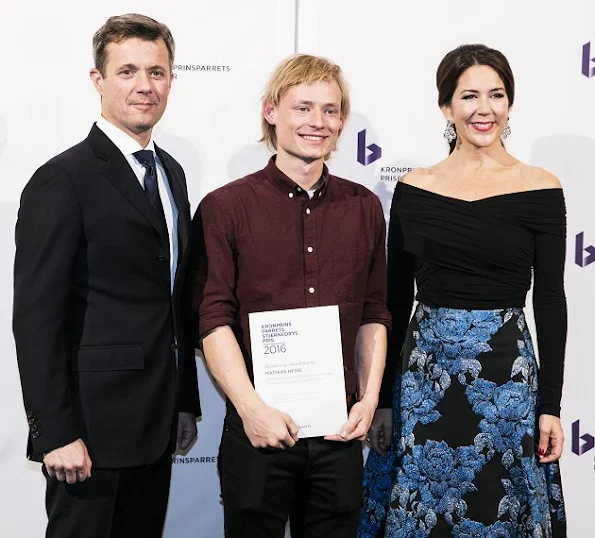 Crown Princess Mary wore a Jayson Brunsdon skirt. The Crown Princess wore that skirt first at the gala dinner of the American Chamber of Commerce