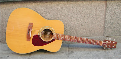 Cara belajar bermain gitar akustik otodidak