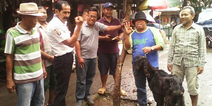 Warga Pasar Kebayoran Lama Utara sesaat akan memotong kambing.