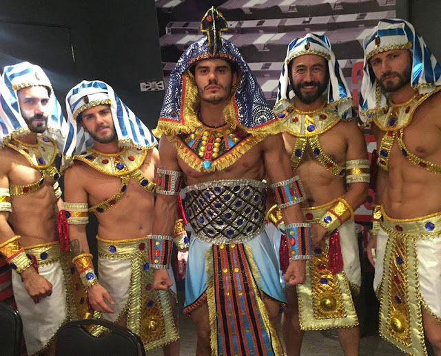 Fantasiado de guardião do Antigo Egito, Mariano Jr, posa ao lado de seus escravos. Foto: Arquivo pessoal