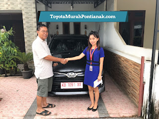 Pak Agus dengan Agya 1.2 G M/T warna abu-abu gelap Pak Agus beli Agya 1.2 G M/T warna abu-abu gelap - Harga Toyota di Pontianak