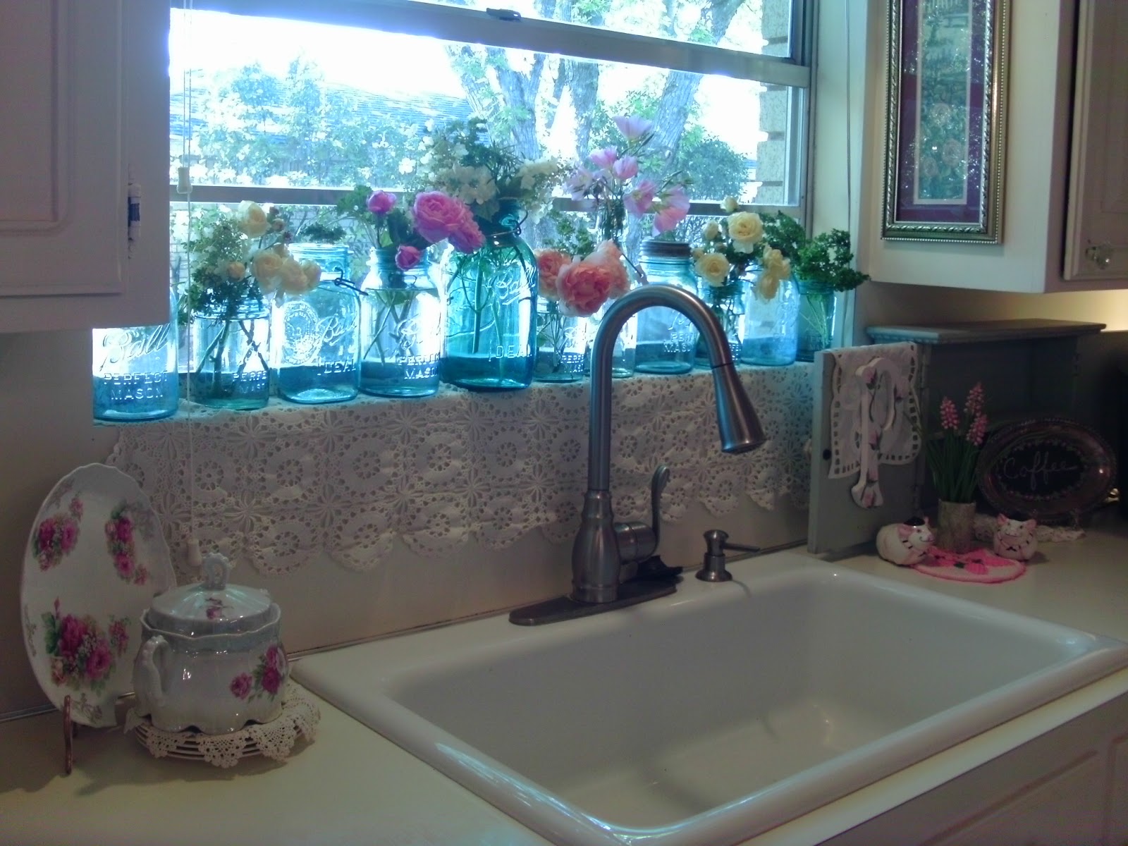 Penny's Vintage Home Fresh flowers in the kitchen