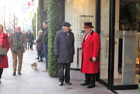 Thomas Brown, Dublin, porttieri, punainen pitkä takki