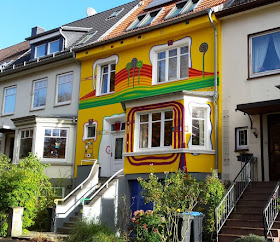 5 Spielplätze im Kieler Süden mit dem gewissen Extra. Das Haus im Hundertwasserstil in der Lantziusstraße für kleine und große Kinder ist der Hit!