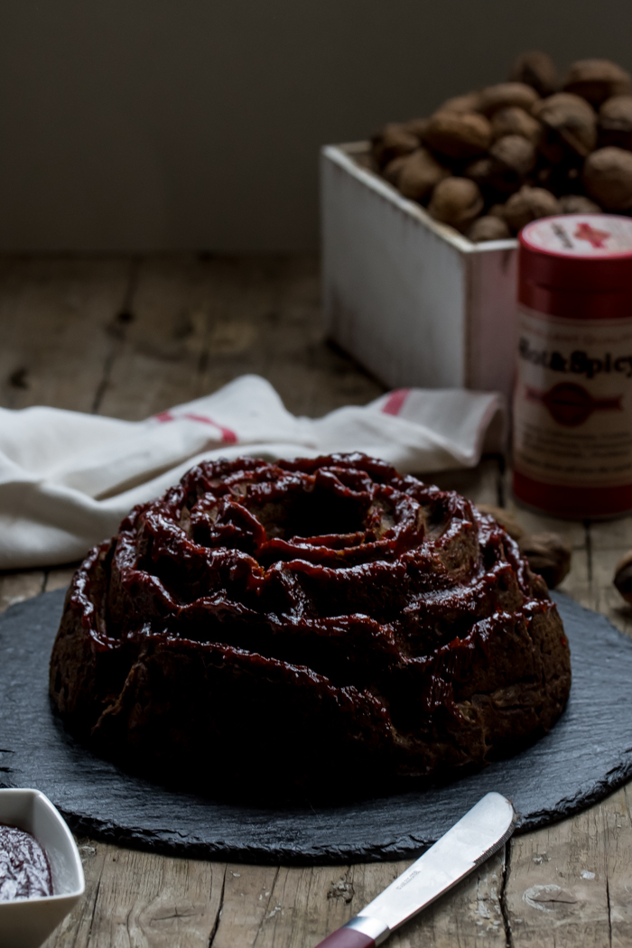 Bundt Salado De Morcilla Y Nueces Con Glaseado De Pimientos Rojos Al Oporto
