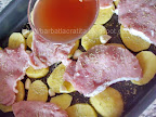 Muschi de porc felii cu cartofi la cuptor preparare - turnam paharul de vin