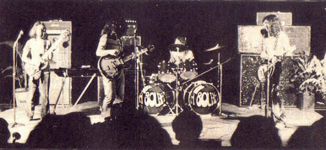 "A Bolha" foi uma banda de rock brasileira formada em 1965 no Rio de Janeiro, com o nome "The Bubbles". Participou ativamente do circuito de bailes, programas de rádio e de tv que existiam na capital carioca naquela época. No início tocavam apenas covers ou versões de canções e bandas de sucesso da Europa e dos Estados Unidos, mas, no início dos anos 70, passaram a compor suas próprias canções e chegaram a gravar dois álbuns, o primeiro em 1973, chamado "Um Passo à Frente" e o segundo em 1977, chamado "É Proibido Fumar". Encerraram as atividades em 1978, mas voltaram a ativa em 2004, chegando a gravar um novo álbum em 2006, chamado "É Só Curtir", para então pararem novamente. Foram importantes no cenário musical brasileiro por tocarem como banda de apoio para "Gal Costa", "Leno", "Márcio Greyck", "Raul Seixas" e 'Erasmo Carlos", além disso, seus integrantes deram origem ou integraram várias bandas que fariam sucesso na década de 1970 e na década seguinte como "Bixo da Seda", "Herva Doce", "A Cor do Som", "Roupa Nova" e "Hanói-Hanói". "A Bolha" foi criada em 1965 pelos irmãos "César Ladeira" e "Renato Ladeira", filhos da atriz argentina "Renata Fronzi" e do radialista paulista "César Ladeira", que tocavam guitarra solo e ritmo, respectivamente, juntamente com "Ricardo" no baixo e "Ricardo Reis" na bateria. A participação de "Ricardo" no baixo durou apenas algumas semanas devido a diferenças de visão sobre a banda. "Lincoln Bittencourt" foi recrutado para o baixo e, com essa formação, são convidados pela gravadora Musidisc a registrar um compacto simples com duas versões de músicas de sucesso: "Não Vou Cortar o Cabelo", versão de "Break It All" da banda uruguaia "Los Shakers", no lado A e "Por Que Sou Tão Feio", versão do hit "Get Off Of My Cloud" dos "Rolling Stones", no lado B. O convite se deu nos bastidores da gravação de um programa de tv e o compacto que se seguiu não fez muito sucesso devido a falta de divulgação por parte da gravadora e da banda. Em 1968, foram convidados por seu amigo "Márcio Greyck" para serem a banda de apoio na gravação de um álbum. O álbum é lançado em agosto de 1968 e abre portas para a banda, gerando o interesse da PolyGram em lançar um compacto com versões de duas canções dos "Beatles", extraídas do álbum branco, "Ob-La-Di", "Ob-La-Da" e "Honey Pie". Esse compacto, assim como outros gravados entre 1966 e 1969 para as gravadoras Musidisc e PolyGram, não foi lançado na época, vindo a luz apenas em 2010 através de uma coletânea lançada no mercado europeu pela Groovie Records, esta coletânea se encontra no download do blog, nela vem gravações raras, e algumas nunca antes lançadas. As músicas foram tiradas de diversas sessões distintas, vale a pena conferir. Ainda em 1968, "César" decide deixar a banda para se dedicar aos estudos, abandonando a carreira artística. Também "Lincoln" e, posteriormente, "Ricardo" deixariam a banda. Para o lugar deles, entram na banda "Pedro Lima" na guitarra solo, "Arnaldo Brandão" no baixo e "Johnny" na bateria. Com essa formação, o som da banda fica mais pesado, lembrando muito o som de "Cream", "Jimi Hendrix", "Led Zeppelin", "Grand Funk Railroad" e "Black Sabbath", mas ainda assim, continuavam como uma das grandes sensações do circuito de bailes de fim de semana carioca, chegando a tocar para mais de cinco mil pessoas. "César Ladeira", que havia deixado a banda em 1968, passou a estudar cinema e trabalhar junto com o avô, o diretor "Adhemar Gonzaga", como assistente de direção. "César", então, chama o "The Bubbles" para tocar no filme "Salário Mínimo", de 1970. A banda participa com a canção de abertura do filme, dublando outra em uma cena, e ainda, com uma canção que toca numa boate em outra cena, todas de autoria do guitarrista Pedro Lima. Em 1970 ainda ocorreria mais uma mudança de formação: "Johnny" sai e dá lugar a "Gustavo Schroeter" na bateria. Ainda em 1970, foram convidados por "Jards Macalé" para acompanhar "Gal Costa" em um show que ela iria fazer na boate Sucata. O show tinha o cenário feito por "Hélio Oiticica", contava com a participação de um naipe de metais e de grandes músicos, como: "Naná Vasconcelos", "Márcio Montarroyos", "Íon Muniz" e "Zé Carlos". A recepção de público e crítica para a banda foi excelente, sendo classificada anos depois, como "inesperada" por "Renato Ladeira". Este sucesso renderia um convite para que "Pedro", "Arnaldo" e "Gustavo" acompanhassem "Gal" em apresentações ao vivo e aparições na tv em Portugal, como o programa de "Raúl Solnado" gravado no teatro Monumental de Lisboa. Depois do programa, os três acompanharam "Gal Costa" até Londres para visitar "Caetano Velloso" e "Gilberto Gil" que estavam exilados e morando na capital inglesa. Ficaram uns dias na casa de um brasileiro que conheceram por lá, até se encontrarem todos de novo para participar do Festival da Ilha de Wight. Foram todos para assistir aos shows, mas, no acampamento do local, faziam jams acústicas que chamavam a atenção de todos a volta. "Gustavo" gravava tudo com um gravador de bolso e, um dia, "Pedro" pegou as fitas e mostrou para o pessoal da organização do festival. Todos foram convidados para tocar em um dos palcos alternativos ao principal, de forma acústica mesmo, dá pra imaginar? assistiram a "The Who", "The Doors", "Sly and the Family Stone", "Ten Years After" (grupo de Alvin Lee), "Chicago", "Jethro Tull" e "Jimi Hendrix". Ainda passariam por Paris alguns dias depois e veriam "Rolling Stones" e "Eric Clapton". Após essa experiência na Europa, os três voltam para o Brasil e contam para "Renato" a decisão de seguir outro caminho, fazer música própria, em português, e parar de fazer covers e versões já que, segundo "Gustavo", "não dava para fazer igual" a esses caras. Passam a compor e ensaiar um novo repertório, próprio, e mudam o nome para "A Bolha". Emblemático foi um show que fizeram logo que voltaram do festival (no ginásio do clube Tamoio e no Clube Mauá em São Gonçalo), no qual tocaram apenas o repertório próprio e o público foi saindo no decorrer do show. A partir desse evento decidem fazer uma mudança mais paulatina, inserindo músicas próprias no repertório antigo. O primeiro grande teste para o novo repertório foi a participação da banda no Festival de Verão de Guarapari, em fevereiro de 1971. A apresentação deles, assim como todo o festival, foi recheada de problemas. A mesa de som foi instalada atrás do palco, houve problemas com o governo militar da época e a banda experienciou problemas com os técnicos de som que desligavam o som toda vez que "Renato Ladeira" girava o microfone imitando o "Roger Daltrey" do "Who". Com a fama adquirida no show com "Gal Costa" e também no festival, são chamados por um produtor da CBS pra tocar no novo LP de "Leno". Este produtor era ninguém menos do que "Raul Seixas" que trabalhava na gravadora nesta época. Eles foram a banda da gravação do álbum "Vida e Obra de Johnny McCartney", que teve várias faixas censuradas pelo governo militar, acabando sendo lançado na época apenas um compacto duplo com 4 faixas. Apenas em 1995, "Leno" lançou o álbum como fora previsto na época. Ainda em 1971, participam do VI Festival Internacional da Canção defendendo a música "18:30" de "Eduardo Souto Neto" e "Geraldo Carneiro". Como era comum na época, era lançado um compacto com as músicas concorrentes no festival e a banda aproveitou e incluiu "Sem Nada" no lado A e ainda "Os Hemadecons Cantavam em Coro Chôôôô" no lado B. O compacto foi lançado pela gravadora Top Tape. Também participaram da gravação do compacto duplo de "Gal Costa", "Gal", em duas músicas: "Zoilógico" e "Vapor Barato". Após quase um ano sem tocar em lugar nenhum, em 1973 lançaram seu primeiro álbum, "Um Passo à Frente", pela gravadora Continental. O álbum traz músicas com um toque mais progressivo, chegando algumas a ter dez minutos de duração. O álbum não foi bem recebido pelo público, tendo vendagem pequena, no Brasil de hoje, como naquela época, ainda existem poucos fãs de rock progressivo. No ano seguinte, participam da gravação do primeiro compacto duplo de "Raul Seixas" com "Não Pare na Pista", "Trem das Sete", "Como Vovó já Dizia" e "Se o Rádio Não Toca", tocando em "Não Pare na Pista" e "Como Vovó já Dizia". Como as coisas esfriaram e ficaram meio fracas, "Gustavo Schroeter" foi para o "Veludo" e "Arnaldo Brandão" saiu da banda. Entram "Serginho Herval" na bateria, e "Roberto Ly" no baixo. Com esta formação, participam do festival Banana Progressiva, em 1975. Ainda em 1975, "Renato Ladeira" deixa a banda para tocar no "Bixo da Seda" e para o seu lugar é escolhido "Marcelo Sussekind". Em 1977 gravam o seu segundo disco, "É Proibido Fumar" cujo som marca uma volta ao rock clássico e ao hard rock, mais próximo do som da "Jovem Guarda". "Renato Ladeira" participaria do disco apenas como compositor. A seguir realizam uma turnê abrindo para "Erasmo Carlos" sendo que, na sequência, tocavam como banda de apoio do artista. Esta turnê contou com a volta de "Renato Ladeira" nos teclados, tornando a banda um quinteto. Durante a turnê a banda grava o álbum novo de "Erasmo", "Pelas Esquinas de Ipanema", que sairia em julho de 1978. Logo após o fim da turnê, a banda encerra as suas atividades. Lembrando que vários componentes da "A Bolha" tocaram com músicos famosos da MPB, como "Caetano Veloso" e "Raul Seixas". Além disso outros grupos surgiram a partir da desfragmentação, como "A Cor do Som", "Herva Doce", "Outra Banda da Terra" (que acompanhou Caetano Veloso), "Roupa Nova" e "Hanói-Hanói", entre outros. Em 2004, o diretor "José Emílio Rondeau" convidou "Renato Ladeira" para ser diretor artístico do seu novo filme, 1972. Renato mostrou algumas músicas que haviam sido censuradas no início dos anos 70 e o diretor se interessou, então ele chamou seus velhos companheiros de banda para gravarem aquelas músicas para o filme. Da reunião acabou surgindo a vontade de gravar um novo disco com aquele material e mais alguns covers, gerando o álbum "É Só Curtir", lançado em 2006, pela gravadora Som Livre. Apesar do lançamento do disco, a banda não chegou a sair em turnê. Em 2010, saiu uma coletânea com todos os singles da banda no mercado europeu, tanto os dois lançados como outros que apenas foram gravados, "The Bubbles - Raw and Unreleased", lançada pela Groovie Records, lembrando que esta coletânea se encontra no download do blog.
