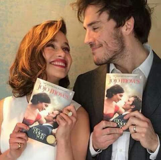 Los protagonistas fuera de escena posando con el libro en el que se basa la película