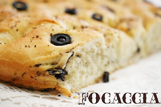 Focaccia cu masline si ierburi aromatice