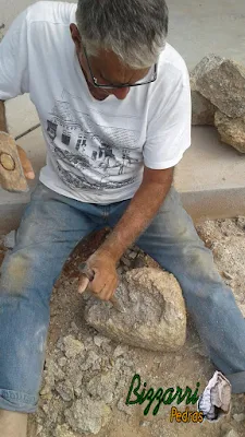 Bizzarri em uma residência em Itatiba-SP onde estamos executando em revestimento de pedra na parede de uma adega. Na foto fazendo o acerto das pedras moledo para iniciar o revestimento. 07 de dezembro de 2016.