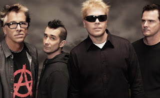 Biografi The Offspring Biografi The Offspring The Offspring pertama kali dibentuk pada tahun 1984 oleh Dexter Holland dan Greg.K yang saat itu berusia 18 tahun setelah mereka ditolak untuk masuk menonton konser Social Distortion. The Offspring adalah sebuah band beraliran punk yang berasal dari Orange County, California bagian selatan. The Offpsring beranggotakan Dexter Bryan Keith Holland, Kevin "Noodles" Wasserman, Greg Kriesel atau lebih dikenal dengan Greg.K dan Atom Willard. Band ini memainkan musik musik punk yang terpengaruh oleh ska, grunge dengan sound Seattle dan bahkan metal. Band ini pernah mengukir sejarah di dunia musik underground ketika meluncurkan album Smash yang terjual 8 juta copy berkat hit-hitnya seperti "Come Out and Play," "Self Esteem," and "Gotta Get Away,". Asal mula the offspring, band ini bernama Manic Subsidal. Sebuah band dengan format garage band yang cukup popular saat itu. Noodles yang berusia 21 tahun kemudian bergabung dan mulanya hanya dimanfaatkan oleh Dexter dan Greg karena mereka berdua masih dibawah umur untuk membeli rokok dan bir. Tak lama setelah itu, Marcus Parrish, teman satu sekolah Ron Welty yang nantinya menjadi drummer band ini-bergabung.Masih dengan nama band Manic Subsidal, band ini merilis EP pada