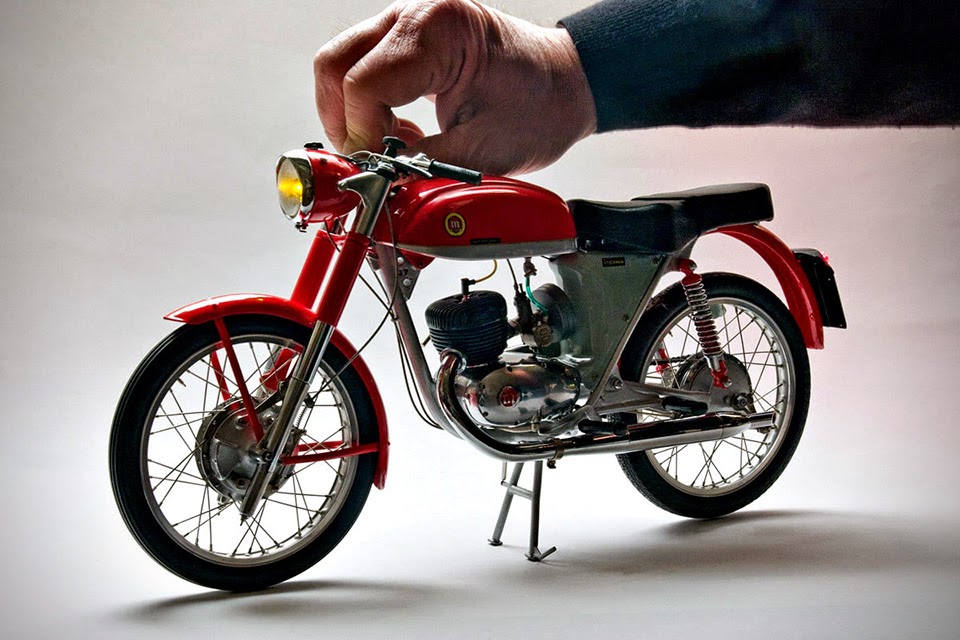 Replicas exactas en  miniatura de motos clásicas