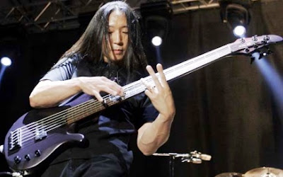 John Myung Foto de John Myung tocando su bajo