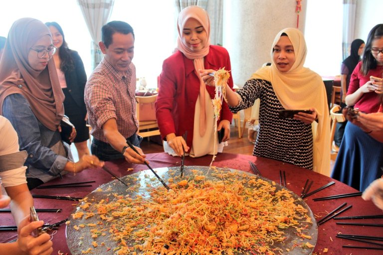 Media, Local & International Artiste Tossed Their Way to Good Fortune At Promenade Hotel Kota Kinabalu Media, Local & International Artiste Tossed Their Way to Good Fortune At Promenade Hotel Kota Kinabalu