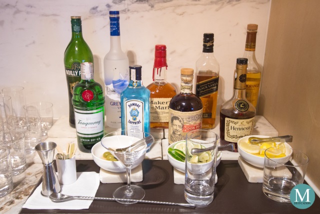 evening cocktails at the Horizon Club Lounge of Shangri-La at the Fort, Manila