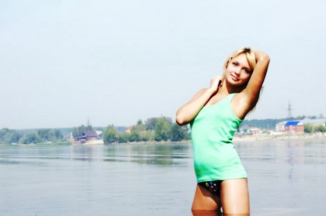 Эротические фото НЮ www.EROTICAXXX.ru Летняя эротика голой девушки. (18+) Голая купается на речке!