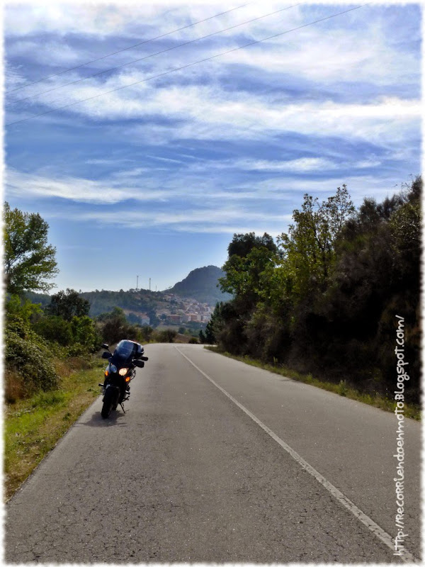 Vista de Cañamero tras salida curva