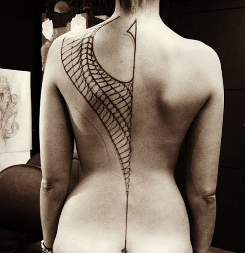 Este incrível resumo tatuagem vai fazer você se sentir que você tem uma asa (sim, apenas um) ou, talvez, uma invenção da antiga civilização Egípcia.