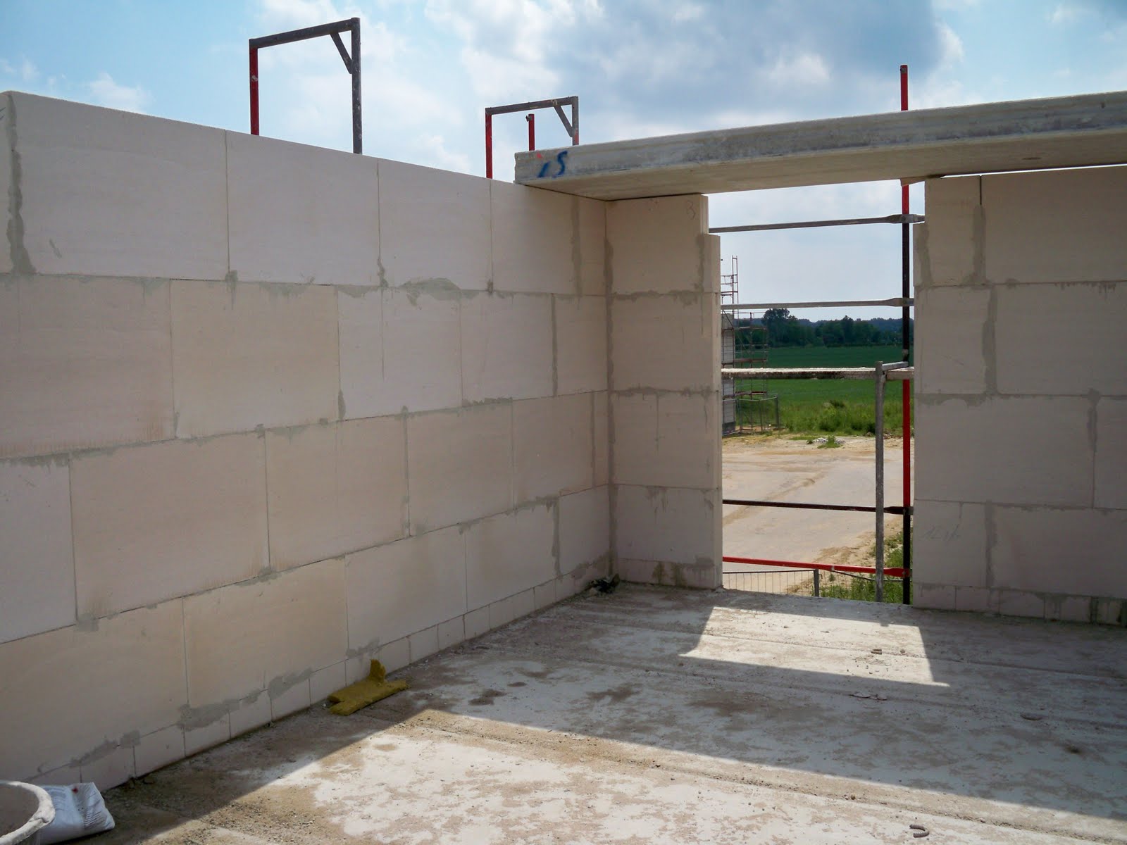 Am Lerchensporn: Tragende Wände im 1. Stock stehen