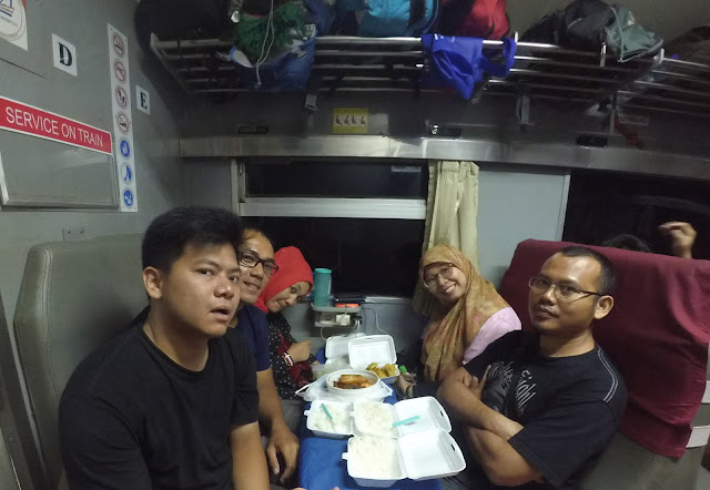 Makan Malam di Kereta