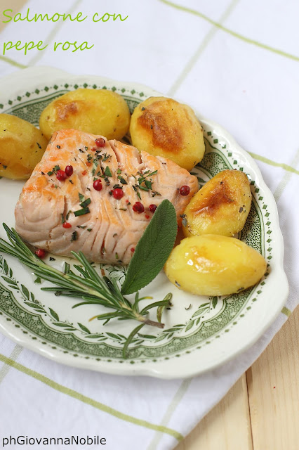 Salmone con pepe rosa ed erbe aromatiche e patate novelle al forno