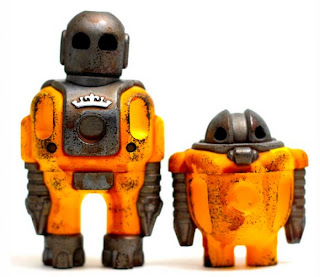 Robot retro hecho con objetos metálicos reciclados