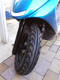 アドレスV125Gのフロントタイヤ交換をしました。 アドレスV125Gのフロントタイヤ交換をIRC MB520 90/90-10でしました。ブレーキマスターシリンダーの不調部分を調整給油するもののまるで効果無し