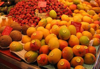 Alimentos naturais podem ajudar saúde e orçamento. Frutas no mercado.