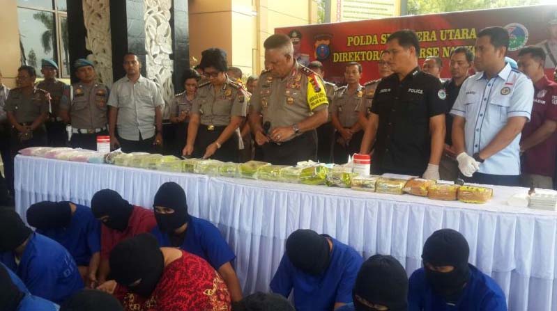 Kapolda Sumatera Utara, Irjen Pol Paulus Waterpauw memberikan keterangan pers. Kapolda Sumatera Utara, Irjen Pol Paulus Waterpauw memberikan keterangan pers.