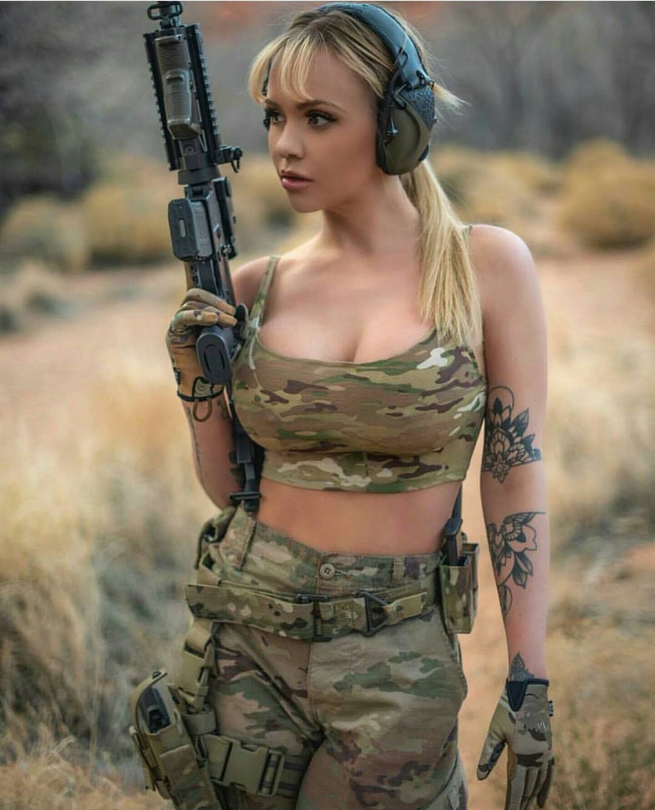 [Image: Sexy-armed-girls-with-guns.jpg]