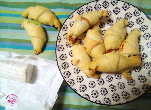 Croissant rellenos de queso de cabra y mermelada de pimientos rojos