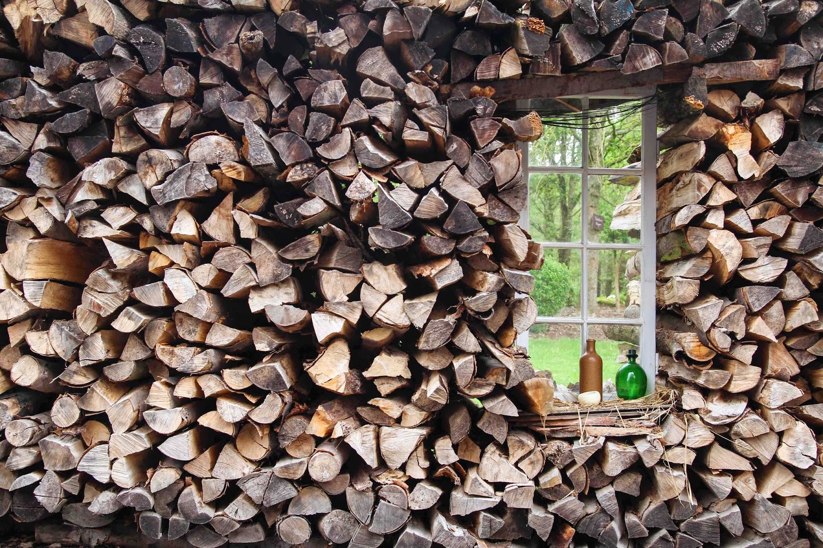 Treibholztag Gartenhaus aus Holzstapeln