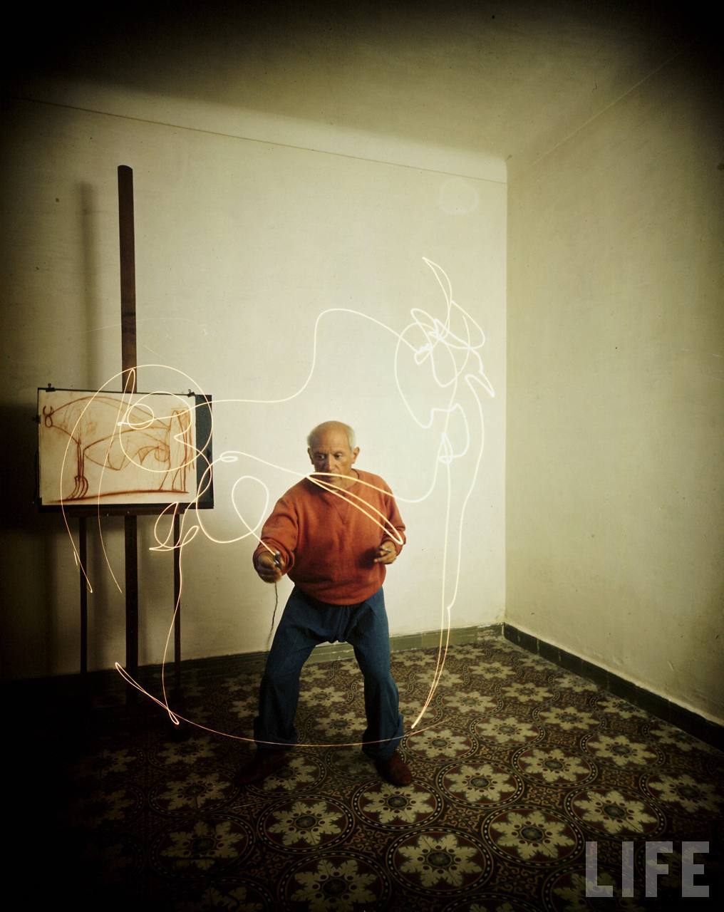 Amazing Color Photographs of Picasso Painting in Light in 1949