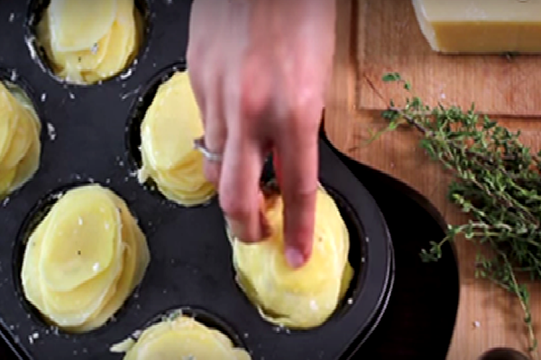 Rebanada patatas y las puso en un bollo de pan. Vendrán a la salida del horno familia favorito! Rebanada patatas y las puso en un bollo de pan. Vendrán a la salida del horno familia favorito!