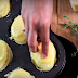 Rebanada patatas y las puso en un bollo de pan. Vendrán a la salida del horno familia favorito!