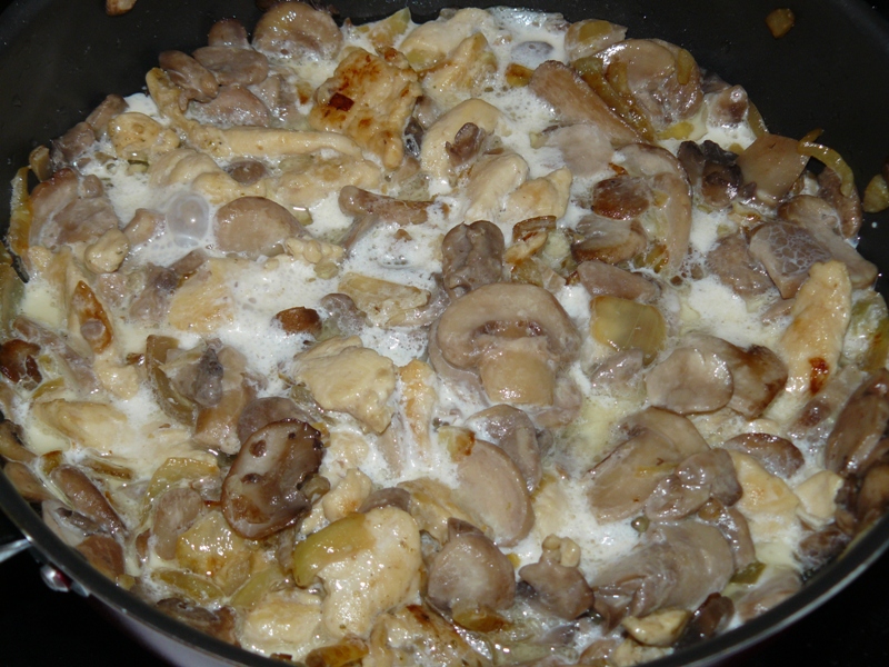 Рецепт приготовления курицы с грибами. Куриное филе с грибами. Курица с грибами в мультиварке. Курица с грибами на сковороде. Куриная грудка с грибами.