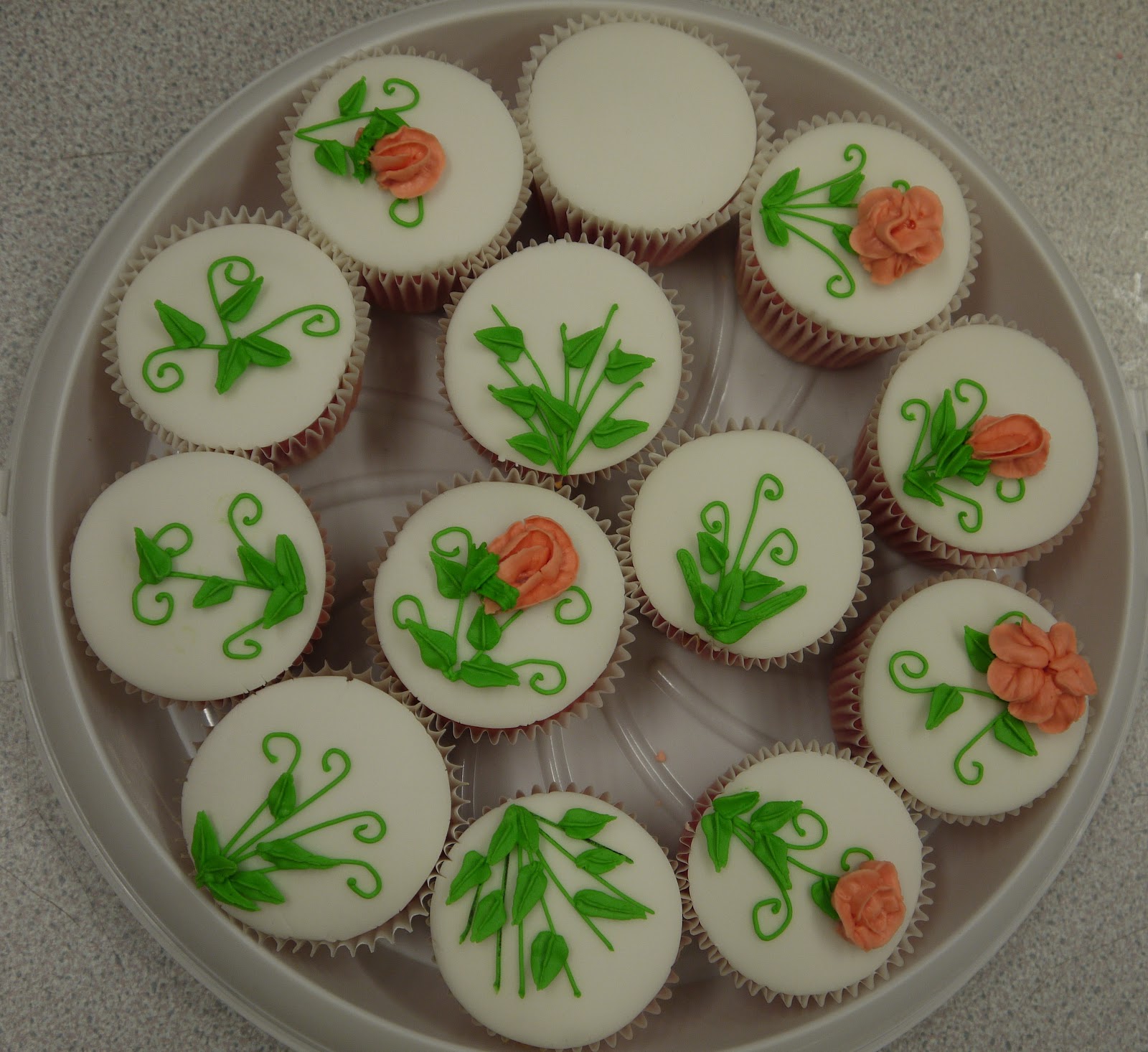Flour Power Cake Journey: Piped Flowers in Royal Icing