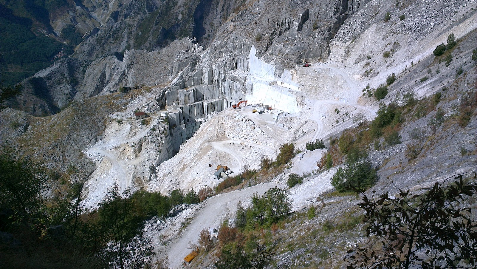 Scempio apuane CAVE DEL PASSO DEL VESTITO Scempio apuane CAVE DEL PASSO DEL VESTITO