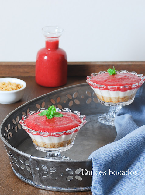 Cheesecake de fresa y ruibarbo en vasito - Dulces bocados