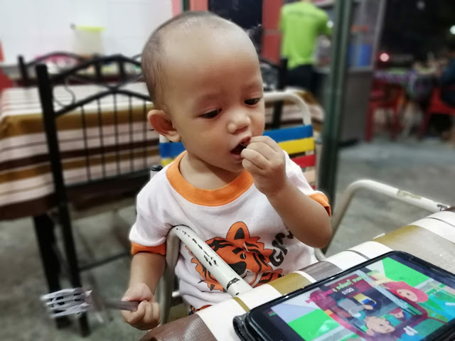 DINNER MAKAN SATAY SEDAP DI KG MELAYU SUBANG - Sehari sebelum kami fly ke Bandung Indonesia, mummy awal-awal lagi sesiap informed mak. Supaya tak payah masak dinner kitorang. Plan nak makan satay kat luar je. Mak mummy tu (Tok Mak bebudak ni) sejenis tak suka makan luar. Suka masakan sendiri. Kalau korang perasan, tiap kali makan luar bersama-sama. Kedai SATAY KG MELAYU SUBANG (depan Public Bank Kg Melayu Subang) ini je lah jadi pilihan kami. Kalau kami memilih kedai lain, tok mak budak-budak ini tak akan makan punya. DINNER MAKAN SATAY SEDAP DI KG MELAYU SUBANG So ...sapa cakap kami sejenis pentingkan diri, makan sedap-sedap tak ajak mak. Meh aku CILI mulut puaka tu sket ! Please lah korang, kalau boleh janganlah jaga tepi kain orang sangat ye ! Lelagi yang tak tahu luar dalam keluarga orang lain. InsyaAllah kami mampu nak jaga mak bapa kami ! Kenapa DINNER MAKAN SATAY SEDAP DI KG MELAYU SUBANG je tiap kali bawa mak, okay seperti yang tadi mummy cakap kat atas. Mak tu sejenis penggeli ! Geli nak makan air tangan sesapa masak. kami memang duduk asing-asing..sebab tak nak, anak-anak kami ganggu masa makan tok dan tok mak depa DINNER MAKAN SATAY SEDAP DI KG MELAYU SUBANG ini memang mak tak pernah tolak lah, sebab kedai kawan dia punya. Asalnya berpuluh-tahun dulu. Depa sekeluarga ni jiran mak. Mak dah tahu, rumah depa, jenis bisnes satay keturnan mak depa sampai ke adik beradik depa. Memang jenis pembersih dan di yakini. Tapi satay depa memang sedap. Daging lembu dia tu, daging fresh. Bukan daging frozen atau import. Memang 9mlm datang. Sorry ! habis ye..bye-bye. Haaaa...gitu sekali ko ! Petang Khamis, balik kerja terus buat kira-kira duit masukkan dalam sampul sesiap. Lepas tu, mummy anta kereta pi cuci. Banyaknya kerja sebelum pi Bandung haha. Daddy pun siapkan ntah apa kira-kiranya, check checklists, sebelum keluar dari rumah mak. Balik dari makan satay, nak balik Kajang. Esok pagi terus ke KLIA dan fly ke Bandung. Fuh, travel sebelum travel gituuuu. Kedai ini kecil je, tak besar mana. Operating hours pun ikut depa je. Selalunya weeeknd memang tak buka. Macam part time bisnes. Tapi satay depa ni memang terkenal kat Kg Melayu Subang. Dari mummy belum lahir lagi dah femes. Ni pesen apa ntah, makan sambil nak YouTube. Selesai dinner kami di kedai satay Kg Melayu Subang ni. Normally, aktiviti gini kami cuba buat sebulan sekali. InsyaAllah. kekonon mummy niat nak belanja semua. Tapi, selalunya daddy dah sesiap bayar. Actually, plan awalnya...kami nak makan dengan semua adik beradik mummy. Tapi si adik tu, balik keja dah lambat. So, kami bungkuskan juga satay untuk adik. Nanti tok abah hantarkan ke rumah adik. Lepas makan, terus memasing bergerak...kami kepala memasing ting tong. Dok rush balik Kajang, sambung kemas, gosok baju , tidurkan anak-anak dan pastikan semua siap dan sampai ke KLIA pada masa yang di tetapkan ! DINNER MAKAN SATAY SEDAP DI KG MELAYU SUBANG - Sehari sebelum kami fly ke Bandung Indonesia, mummy awal-awal lagi sesiap informed mak. Supaya tak payah masak dinner kitorang. Plan nak makan satay kat luar je. Mak mummy tu (Tok Mak bebudak ni) sejenis tak suka makan luar. Suka masakan sendiri. Kalau korang perasan, tiap kali makan luar bersama-sama. Kedai SATAY KG MELAYU SUBANG (depan Public Bank Kg Melayu Subang) ini je lah jadi pilihan kami. Kalau kami memilih kedai lain, tok mak budak-budak ini tak akan makan punya. DINNER MAKAN SATAY SEDAP DI KG MELAYU SUBANG So ...sapa cakap kami sejenis pentingkan diri, makan sedap-sedap tak ajak mak. Meh aku CILI mulut puaka tu sket ! Please lah korang, kalau boleh janganlah jaga tepi kain orang sangat ye ! Lelagi yang tak tahu luar dalam keluarga orang lain. InsyaAllah kami mampu nak jaga mak bapa kami ! Kenapa DINNER MAKAN SATAY SEDAP DI KG MELAYU SUBANG je tiap kali bawa mak, okay seperti yang tadi mummy cakap kat atas. Mak tu sejenis penggeli ! Geli nak makan air tangan sesapa masak. kami memang duduk asing-asing..sebab tak nak, anak-anak kami ganggu masa makan tok dan tok mak depa DINNER MAKAN SATAY SEDAP DI KG MELAYU SUBANG ini memang mak tak pernah tolak lah, sebab kedai kawan dia punya. Asalnya berpuluh-tahun dulu. Depa sekeluarga ni jiran mak. Mak dah tahu, rumah depa, jenis bisnes satay keturnan mak depa sampai ke adik beradik depa. Memang jenis pembersih dan di yakini. Tapi satay depa memang sedap. Daging lembu dia tu, daging fresh. Bukan daging frozen atau import. Memang 9mlm datang. Sorry ! habis ye..bye-bye. Haaaa...gitu sekali ko ! Petang Khamis, balik kerja terus buat kira-kira duit masukkan dalam sampul sesiap. Lepas tu, mummy anta kereta pi cuci. Banyaknya kerja sebelum pi Bandung haha. Daddy pun siapkan ntah apa kira-kiranya, check checklists, sebelum keluar dari rumah mak. Balik dari makan satay, nak balik Kajang. Esok pagi terus ke KLIA dan fly ke Bandung. Fuh, travel sebelum travel gituuuu. Kedai ini kecil je, tak besar mana. Operating hours pun ikut depa je. Selalunya weeeknd memang tak buka. Macam part time bisnes. Tapi satay depa ni memang terkenal kat Kg Melayu Subang. Dari mummy belum lahir lagi dah femes. Ni pesen apa ntah, makan sambil nak YouTube. Selesai dinner kami di kedai satay Kg Melayu Subang ni. Normally, aktiviti gini kami cuba buat sebulan sekali. InsyaAllah. kekonon mummy niat nak belanja semua. Tapi, selalunya daddy dah sesiap bayar. Actually, plan awalnya...kami nak makan dengan semua adik beradik mummy. Tapi si adik tu, balik keja dah lambat. So, kami bungkuskan juga satay untuk adik. Nanti tok abah hantarkan ke rumah adik. Lepas makan, terus memasing bergerak...kami kepala memasing ting tong. Dok rush balik Kajang, sambung kemas, gosok baju , tidurkan anak-anak dan pastikan semua siap dan sampai ke KLIA pada masa yang di tetapkan !