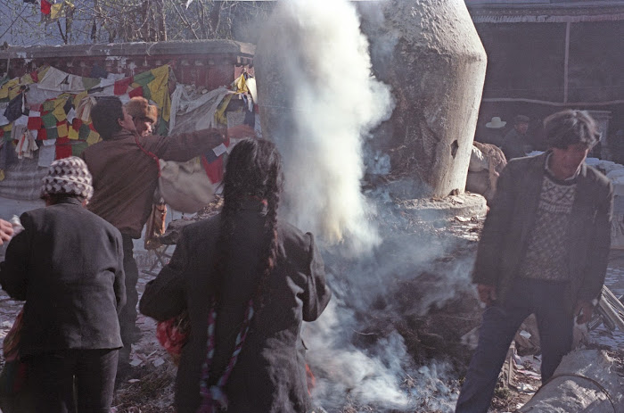 Tibet, Lhassa, Jokhang, fumigation, © L. Gigout, 1990