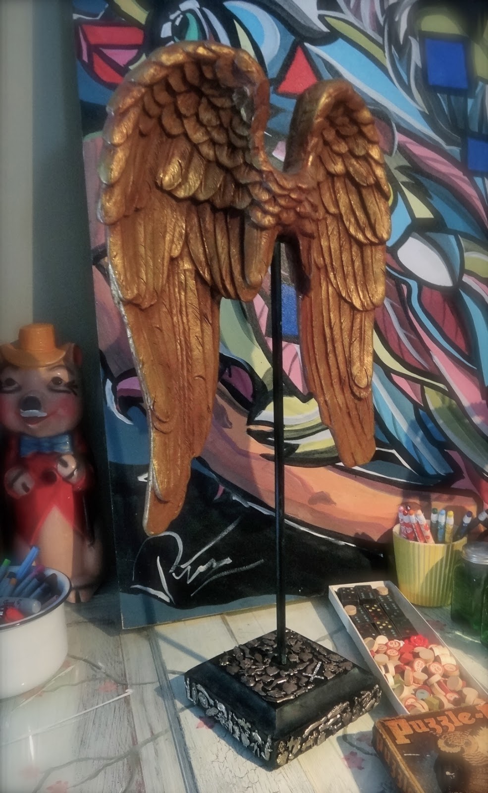 sue loves junk: crowns and wings for the junky queens