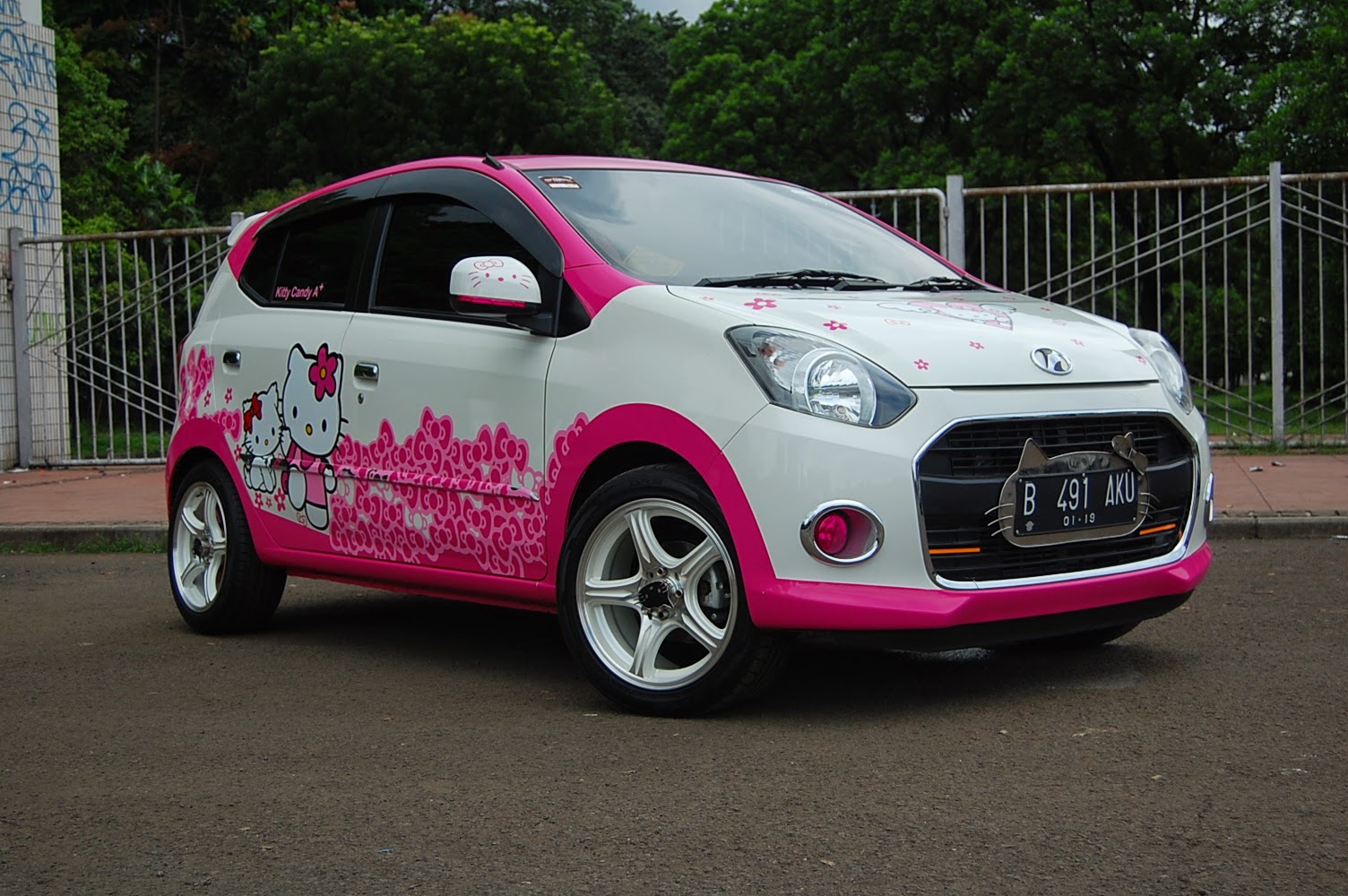 Kumpulan Modifikasi Mobil Brio Hello Kitty Terbaru Rekanotomotif