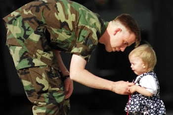 Un soldado se despide de su hija antes de partir al frente.