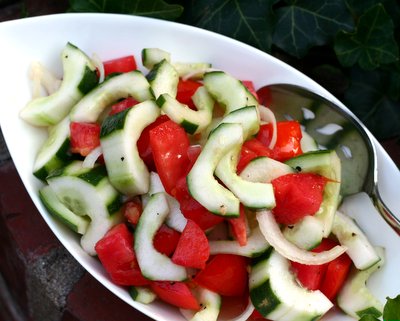 Old-Fashioned Cucumber & Tomato Salad ♥ Simple tomato and cucumber summer salad. Vegan. Low Carb. Naturally Gluten Free. Paleo. Weight Watchers PointsPlus 1.