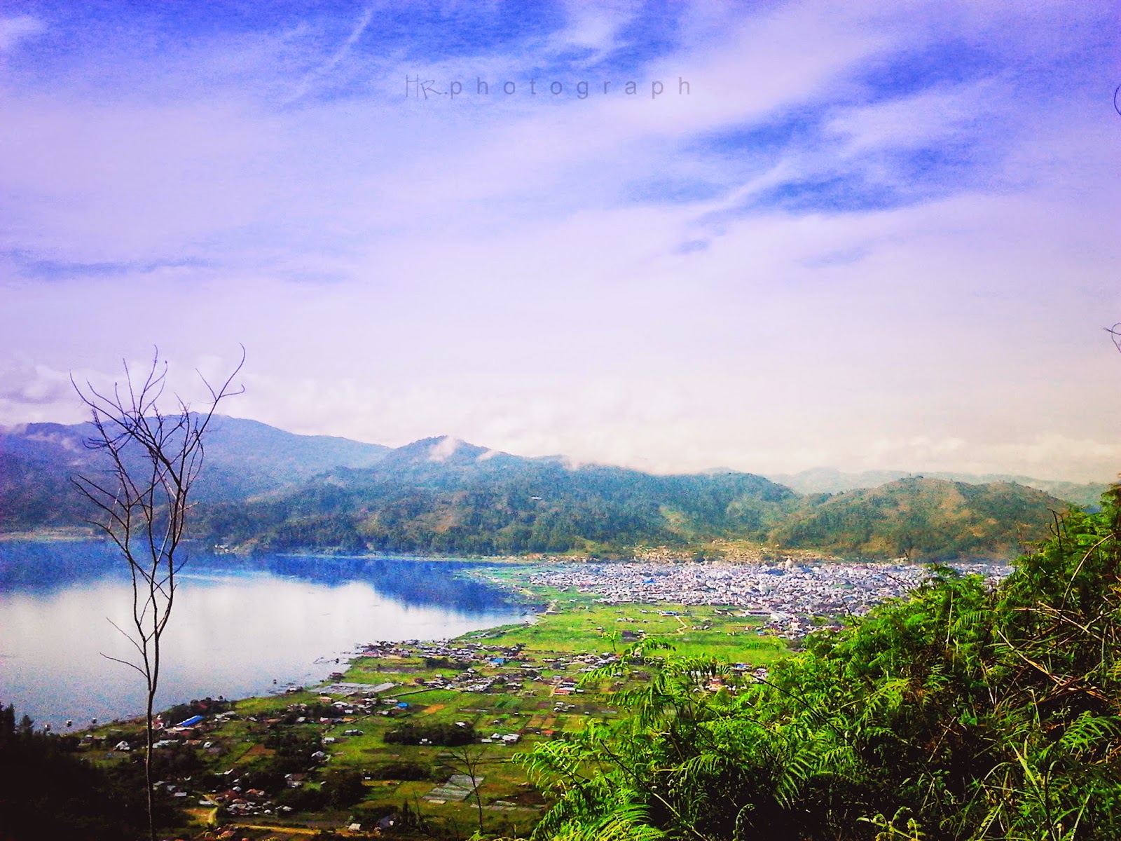 Danau Laut Tawar Danau Laut Tawar adalah sebuah danau dan kawasan wisata yang terletak di Dataran Tinggi Gayo, Kabupaten Aceh Teng... 