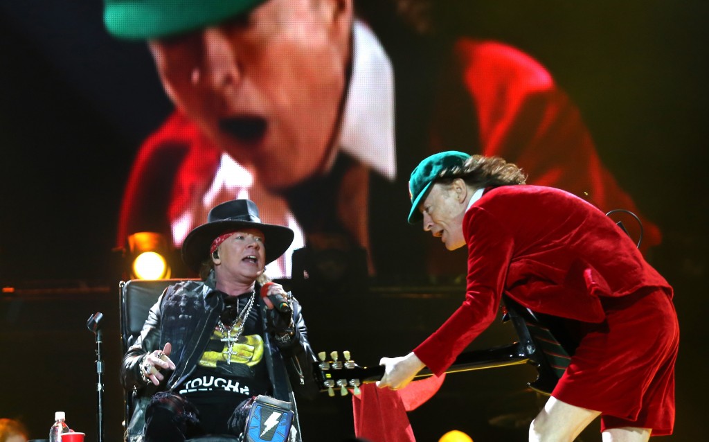 BLOGOCIOLOGICO: ÉXITO DE AXEL ROSE EN SU DEBUT CON AC/DC
