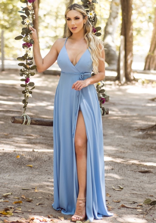 vestido azul com fenda na frente