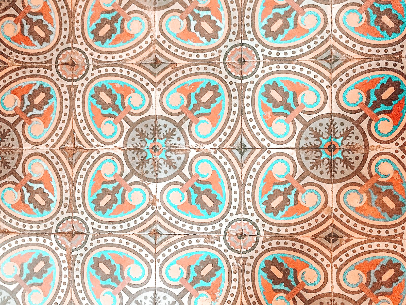carreaux de faiences sur le sol de la maison de maitre de l'habitation clément en martinique